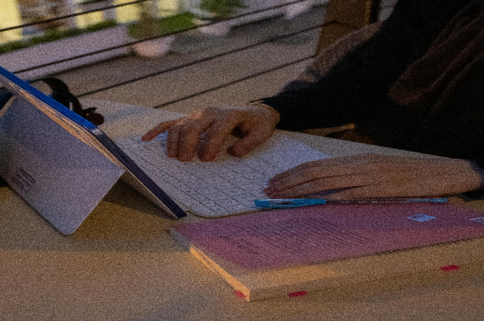 Cara Cerdas Memanfaatkan Teknologi