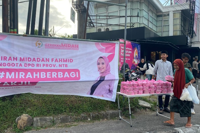 Senator Mirah Midadan Fahmid Berbagi Takjil untuk Masyarakat Kota Mataram di Bulan Ramadhan